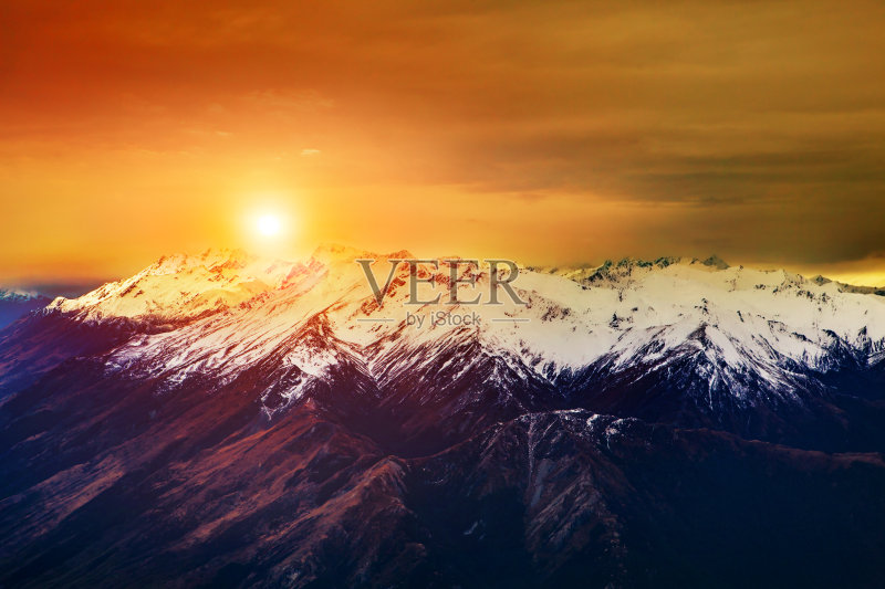 美丽的风景太阳升起的天空在雪山正版图片素材