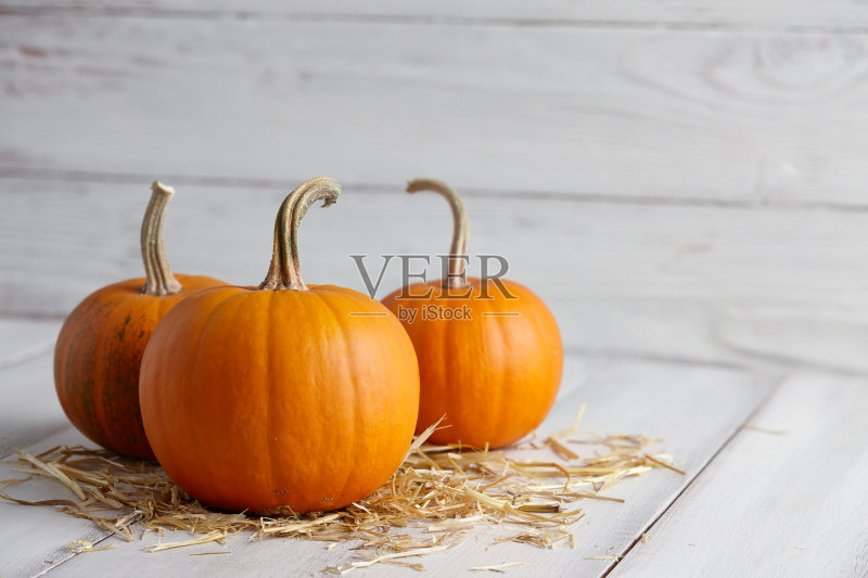 白色木板上的橙色万圣节南瓜正版图片素材