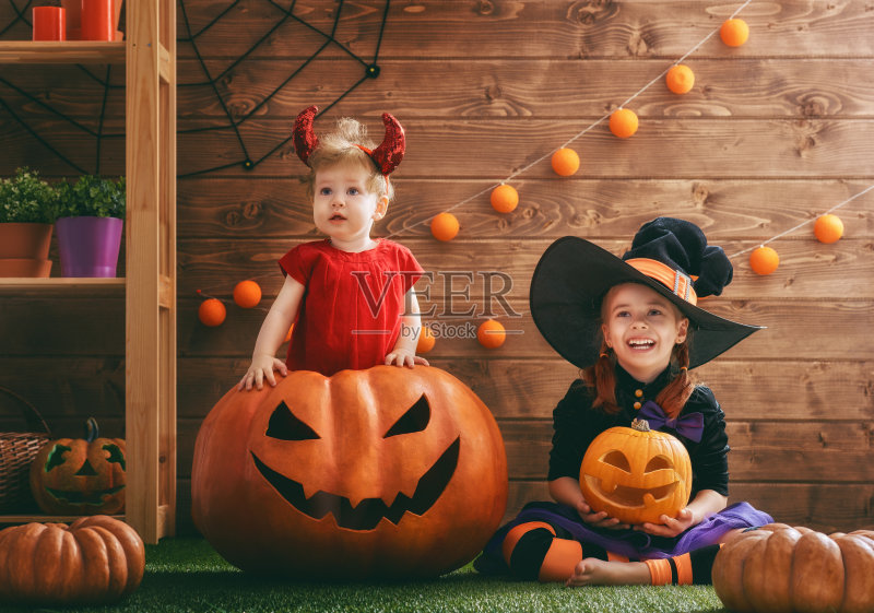 姐妹们庆祝万圣节正版图片素材