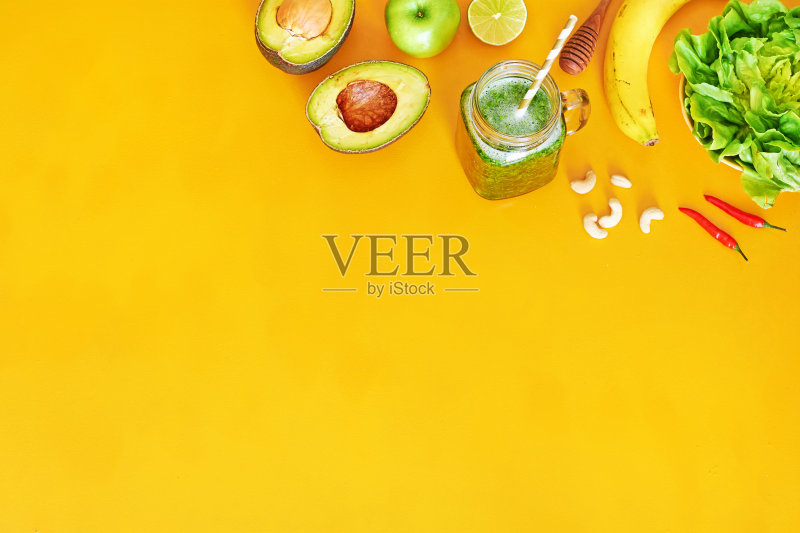 绿色的冰沙配料在黄色的背景和复制空间。正版图片素材