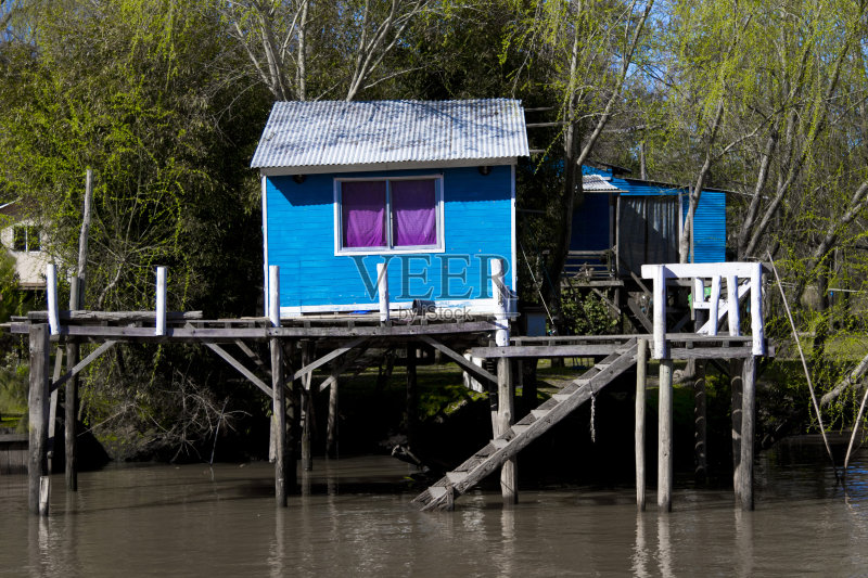 河边的棚屋正版图片素材