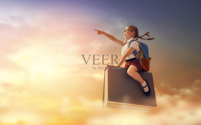 孩子飞在书上正版图片素材