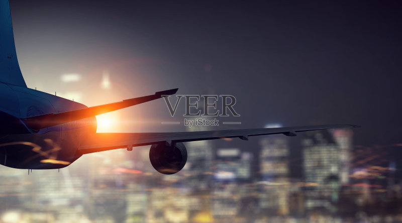 天空中飞机的剪影。混合媒体。多媒体的使用正版图片素材