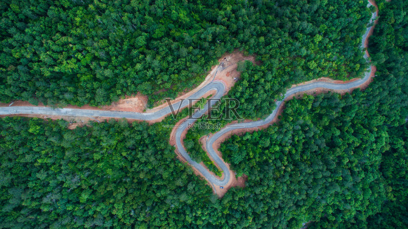 道路在深绿色的森林山上正版图片素材