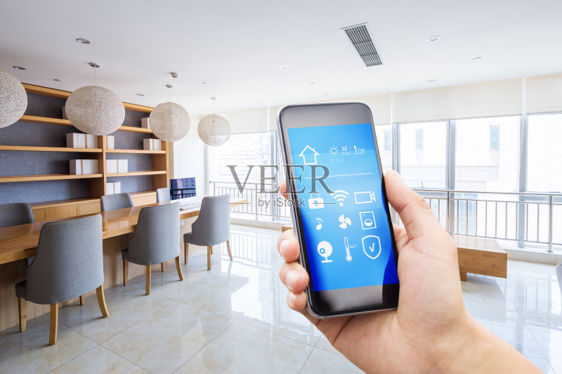 智能手机在现代会议室正版图片素材