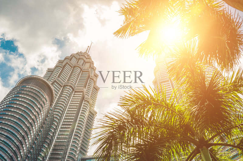 往下看马来西亚吉隆坡的双子塔正版图片素材