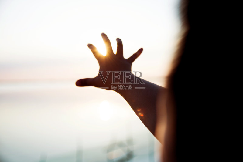 男孩的手触摸着太阳正版图片素材