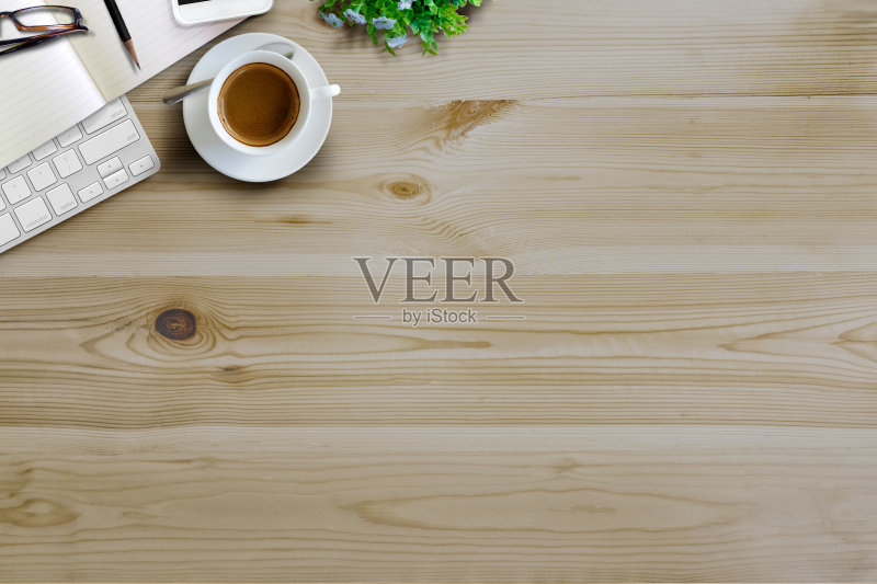 模拟:工作空间的桌子,台式电脑,咖啡杯和智能手机。正版图片素材