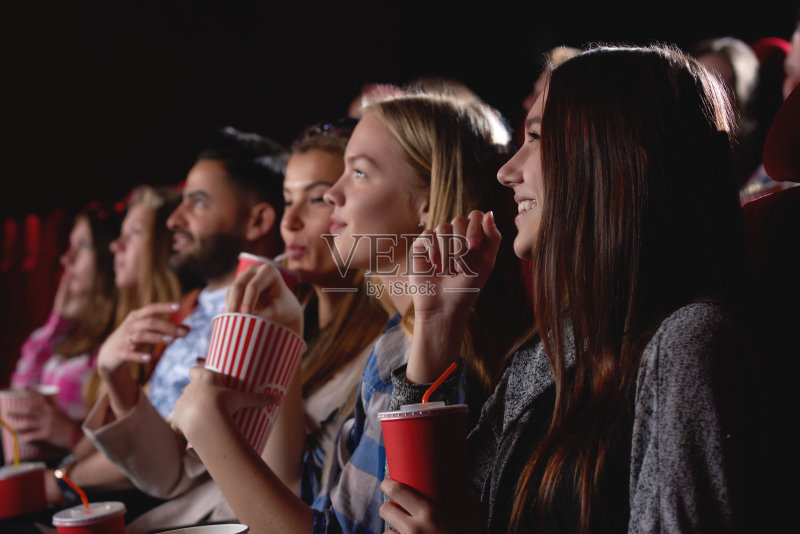 一群人在电影院欣赏电影正版图片素材
