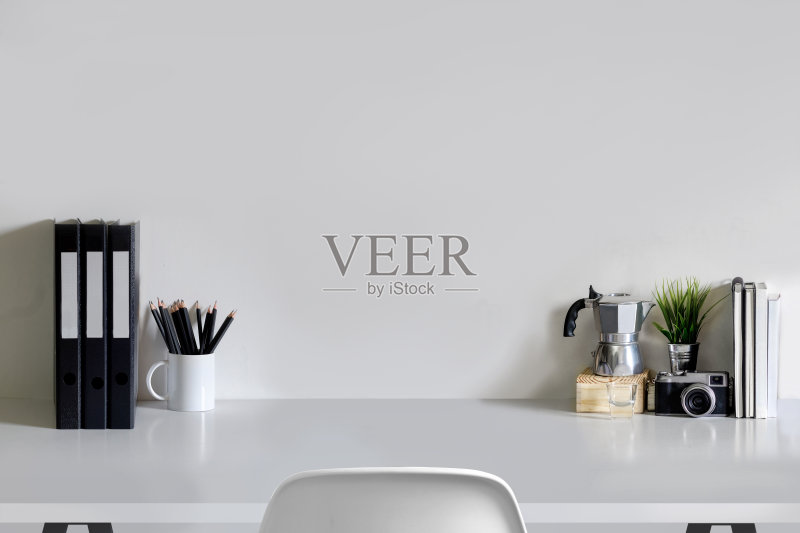 工作空间用文件、铅笔和室内植物模拟白色桌面。木材书桌与复制空间的产品展示蒙太奇。正版图片素材