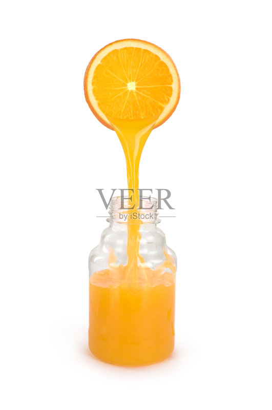 桔汁从桔片倒入瓶中正版图片素材