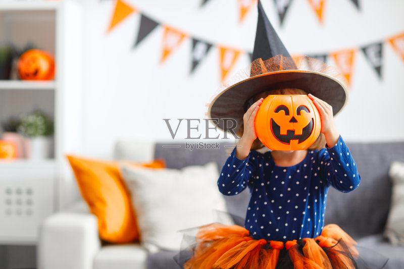 快乐的小女孩在巫婆的服装到万圣节正版图片素材