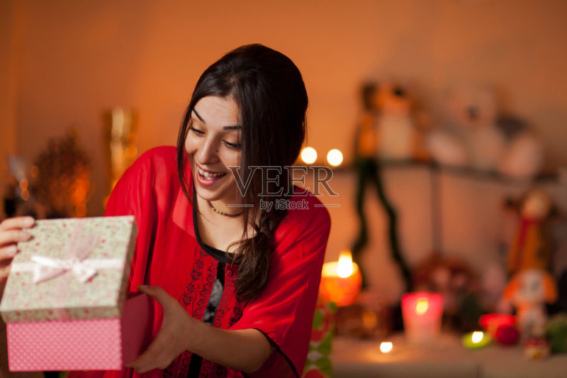 女人打开圣诞礼物正版图片素材