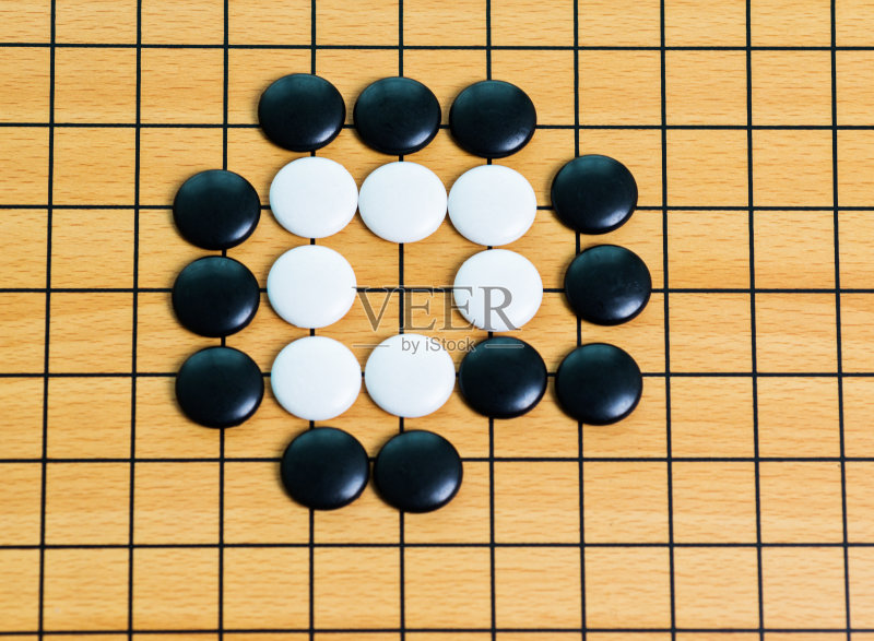 去玩棋盘和棋子正版图片素材