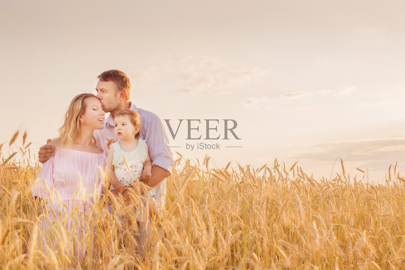 日落时分,麦田里幸福的一家人正版图片素材