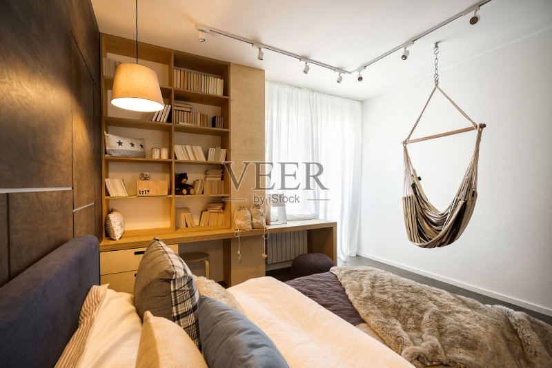 现代室内儿童卧室床与衣柜和吊床。正版图片素材