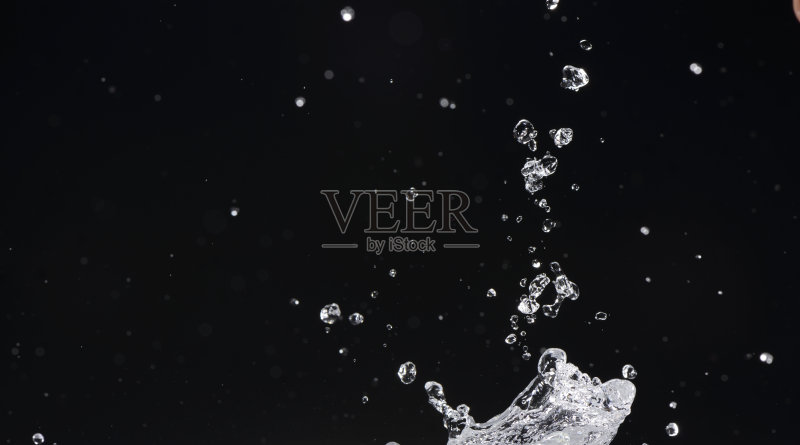 水在黑色背景上移动正版图片素材