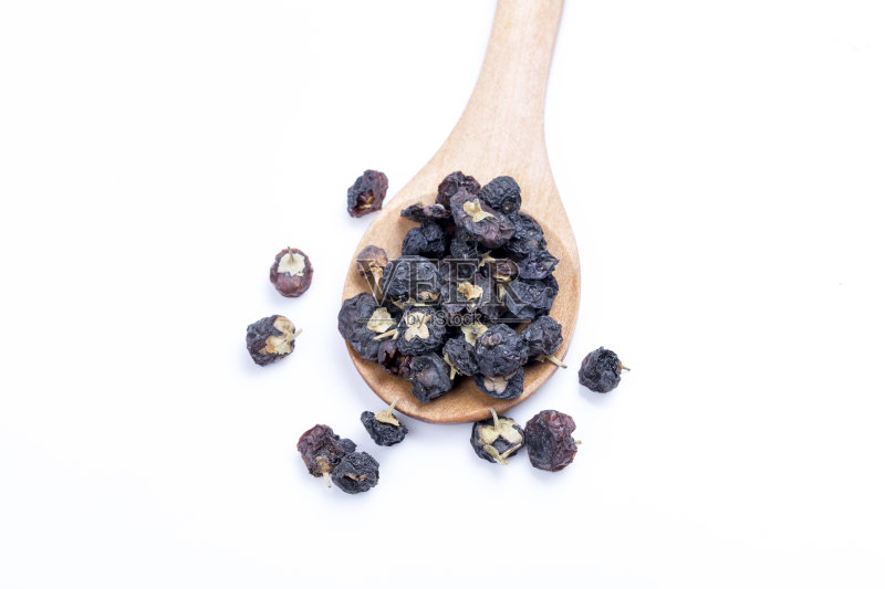 木勺里的黑枸杞(黑狼莓)。正版图片素材