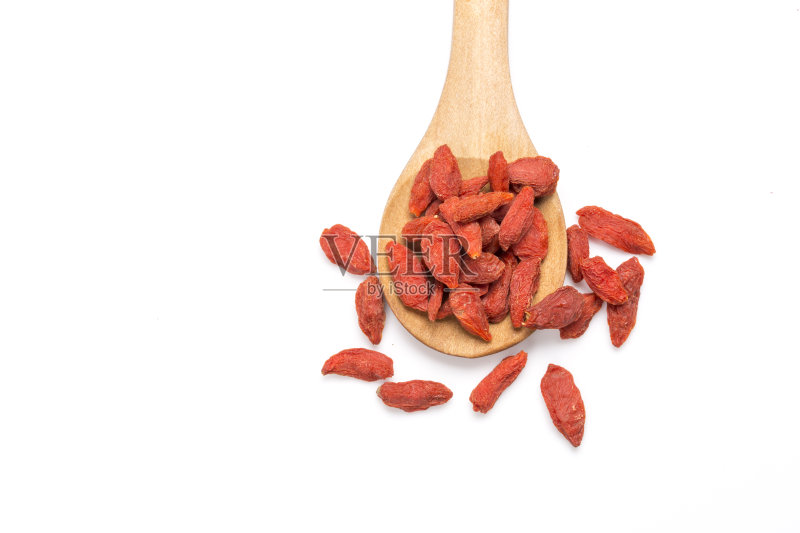 枸杞在一个木勺孤立在白色的背景。正版图片素材