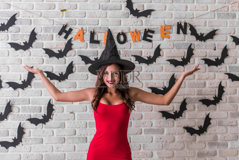 女孩准备好参加万圣节派对了正版图片素材