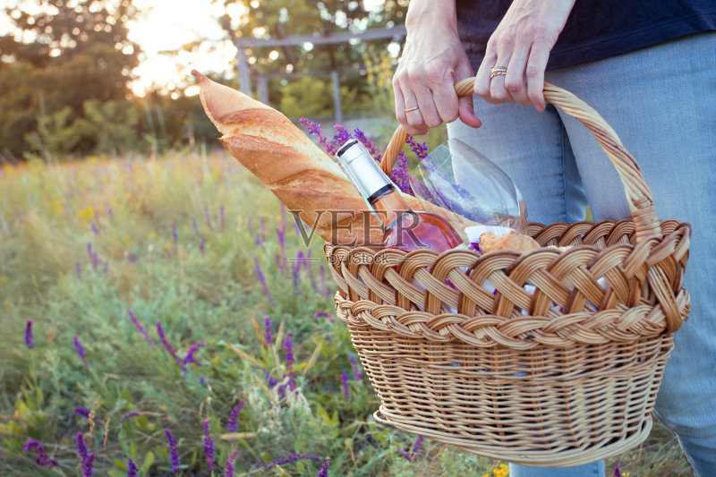 草地野餐正版图片素材