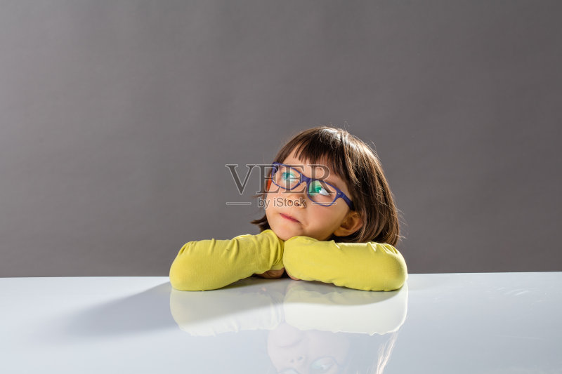 孩子的批判性思维与严肃的小孩和天才的想法正版图片素材