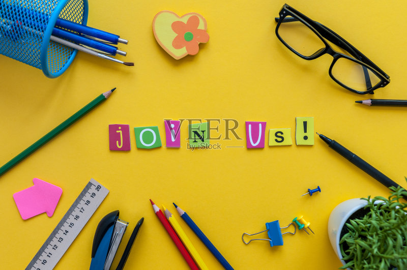 加入我们-概念文本黄色工作场所,办公室背景和用品正版图片素材