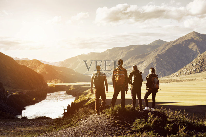 四人组山地旅游理念正版图片素材