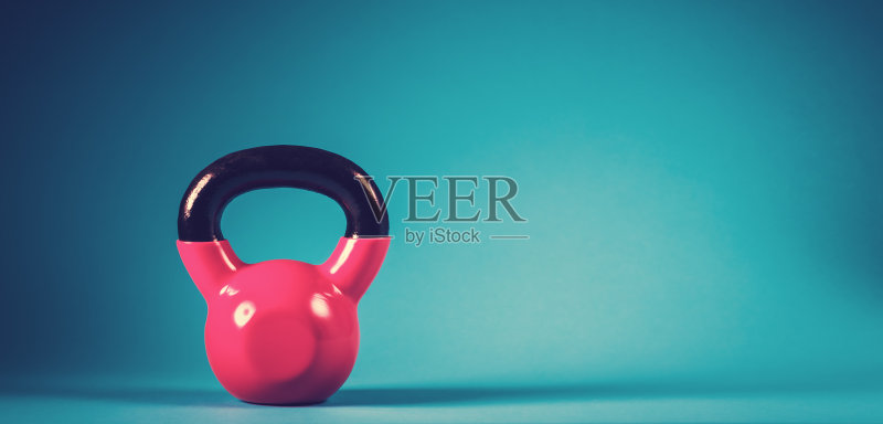 蓝色背景上的粉红色壶铃正版图片素材