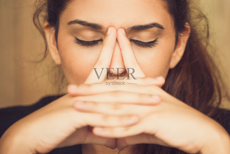 特写疲惫的年轻女子揉鼻子正版图片素材