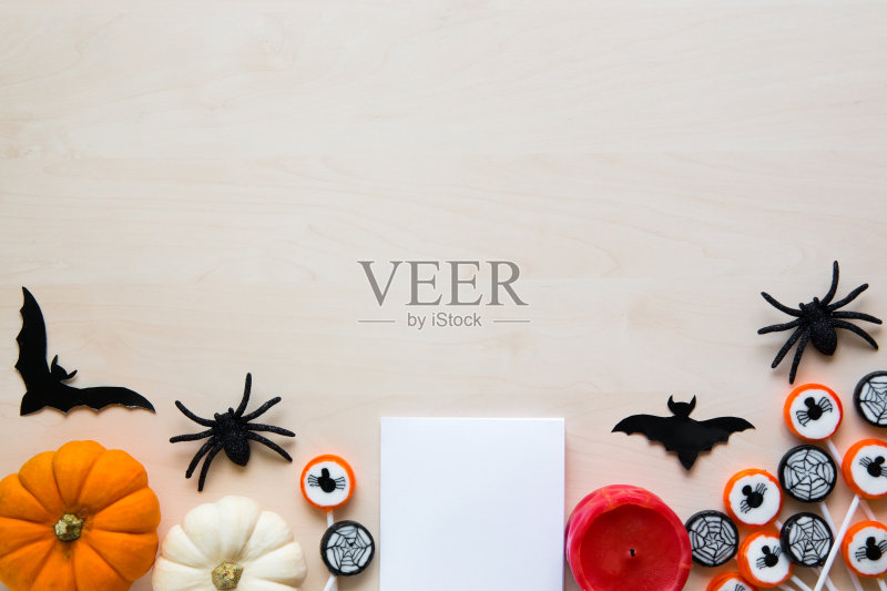 万圣节假日背景与蜘蛛,蝙蝠,糖果和南瓜在木头上正版图片素材