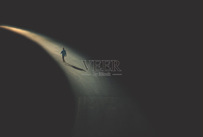 人在夜里行走正版图片素材