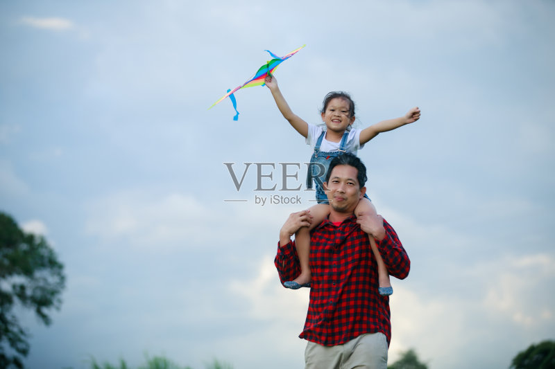 亚洲的孩子女孩和父亲与风筝跑和快乐的草地在夏季的自然正版图片素材