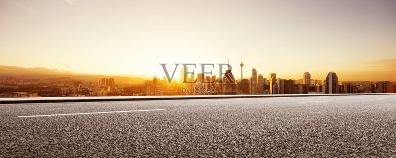 空旷的柏油路与现代城市景观正版图片素材