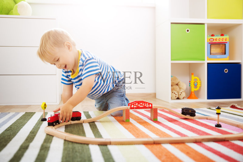 小孩子在玩铁路正版图片素材