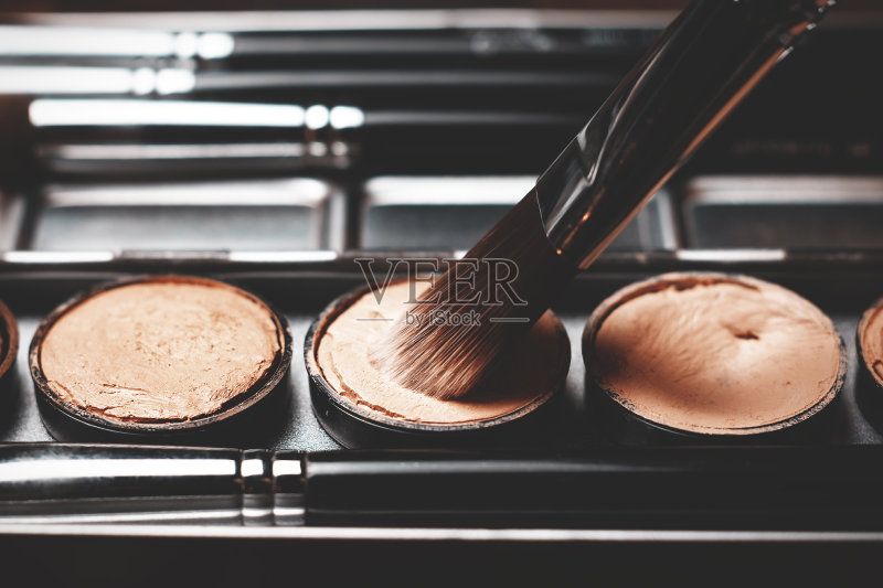 使用遮瑕膏和乳霜。专业的化妆品。奶油遮瑕膏。正版图片素材