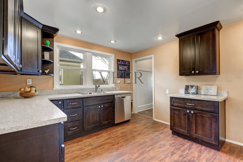 新装修的厨房配有石英台面和钢铁器具正版图片素材