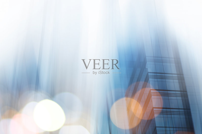 摘要商业现代城市城市未来建筑背景。房地产概念,动态模糊,高层摩天楼立面的玻璃反射,色调蓝色的画面与散景正版图片素材