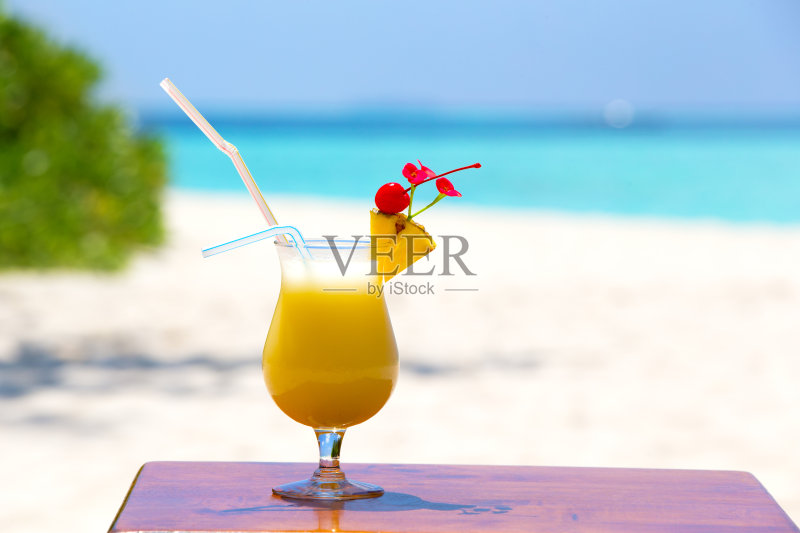 海滩上五颜六色的鸡尾酒和饮料正版图片素材