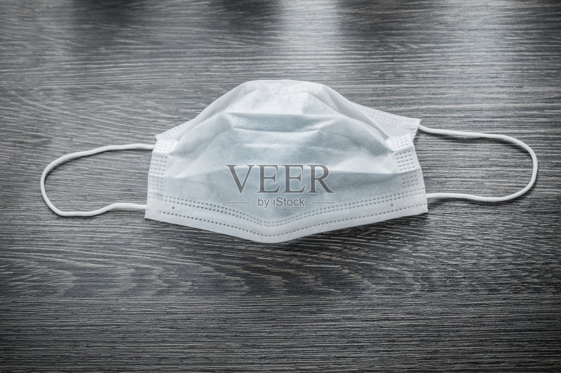 老式木板上的消毒流感口罩正版图片素材