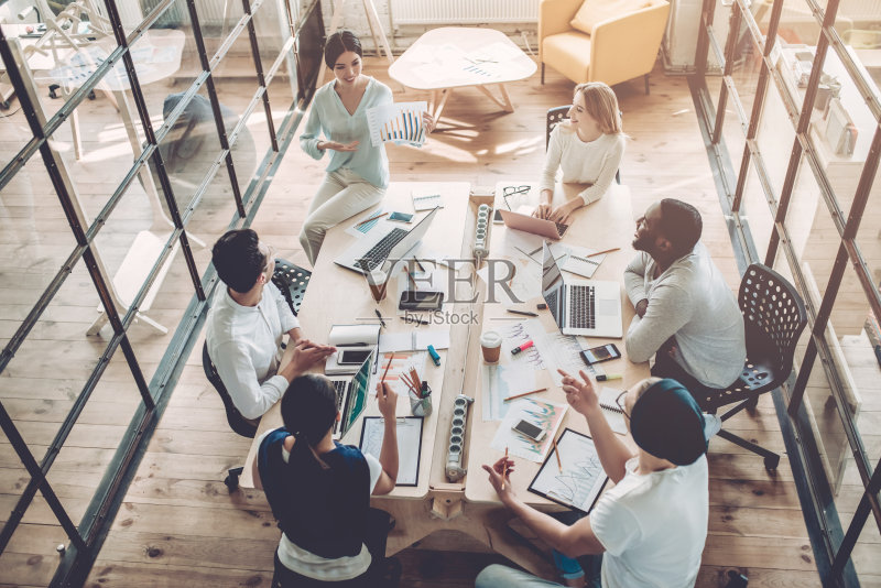 年轻人在现代化的办公室工作。正版图片素材