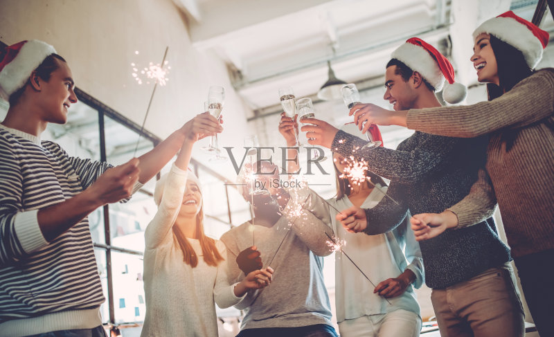 在办公室庆祝圣诞节。正版图片素材