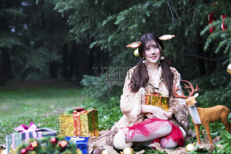 女孩站在圣诞树前正版图片素材