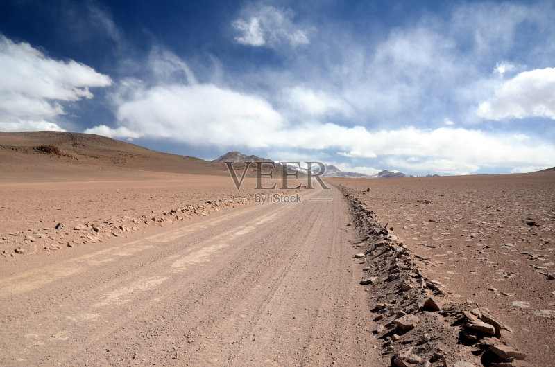 戏剧性的天空和沙漠中的道路正版图片素材