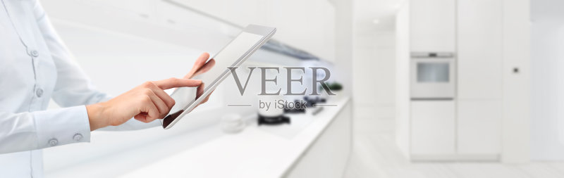 手触摸厨房背景上的数字平板电脑智能家居自动化网页横幅和复制空间模板正版图片素材