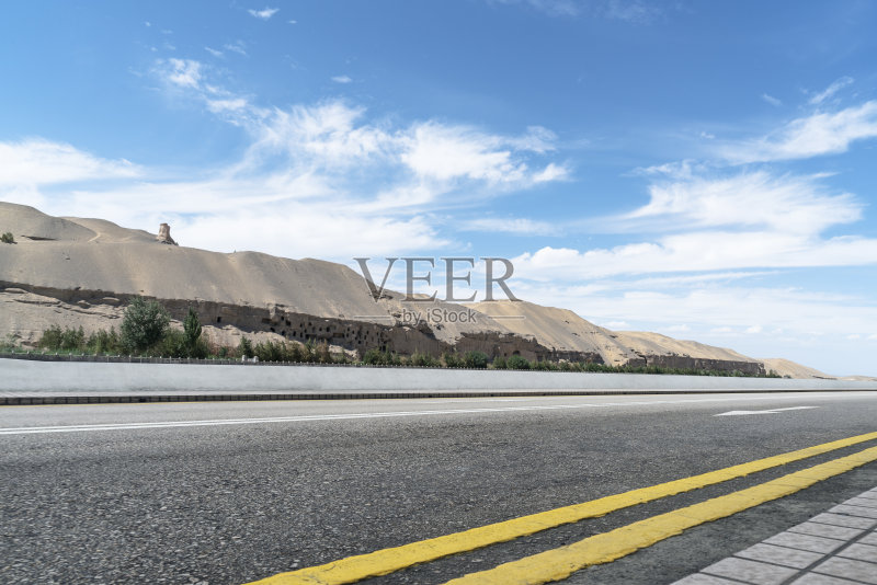 甘肃敦煌沙漠公路正版图片素材