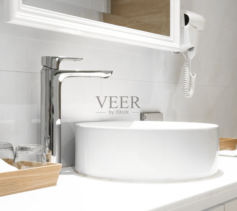 浴室内饰有水槽和水龙头正版图片素材