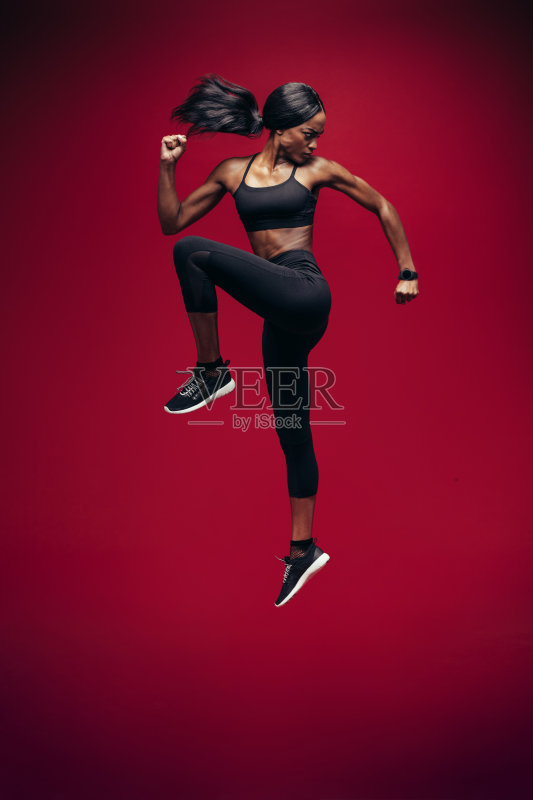 健康的非洲妇女跳跃和锻炼正版图片素材