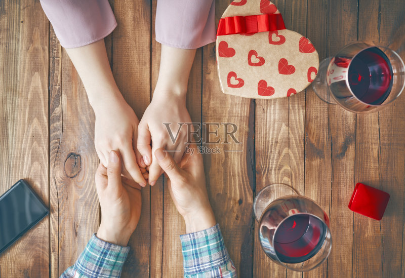 一对情侣在情人节约会正版图片素材