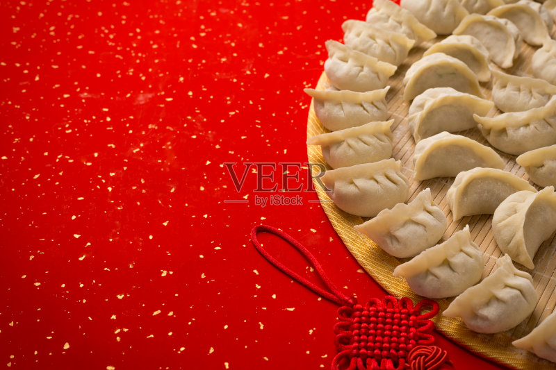饺子和中国结在红色的纸与空白正版图片素材